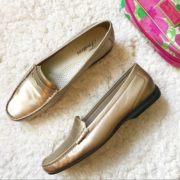 TROTTERS: Metallic Gold Penny Loafers Sz 8N - Picture 1 of 10